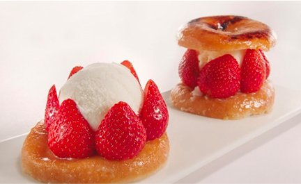 /fr/professionnels/recettes/recettes-rapides/donut-caramelise-fourre-de-glace-et-de-fraises-de-saison/