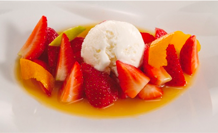 Fresas a la naranja con helado de nata