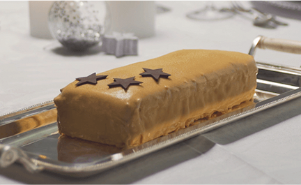 /ca/professionals/receptes/de-temporada/helado-de-turron-con-praline-de-almendra-y-pailletes-y-bizcocho-con-yema-quemada/