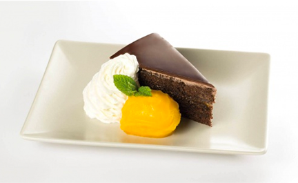 Pastís sacher amb sorbet de fruita de la passió