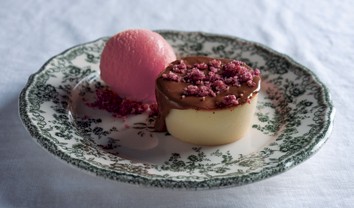 Mini pastel de queijo com sorvete de framboesa