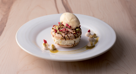 /en/professionals/platings/macaron-with-pistachio-praline/