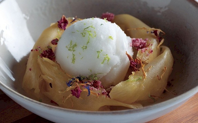 Carpaccio de Piña con sorbete de limón